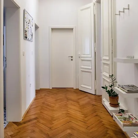 Spacious In Historic Centre & Free Parking Апартаменты Любляна