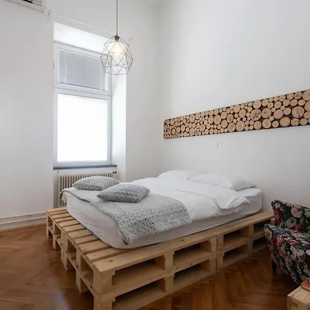 Spacious In Historic Centre & Free Parking Апартаменты *