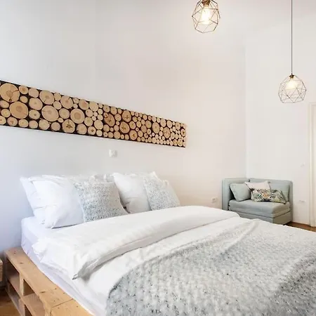 Spacious In Historic Centre & Free Parking