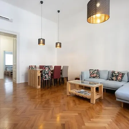 Апартаменты Spacious In Historic Centre & Free Parking Любляна
