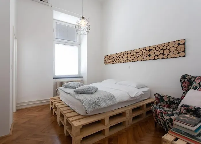 Spacious In Historic Centre & Free Parking Apartment *