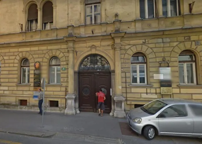 Spacious In Historic Centre & Free Parking Apartment