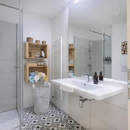 Spacious In Historic Centre & Free Parking شقة *