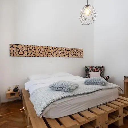 Spacious In Historic Centre & Free Parking *