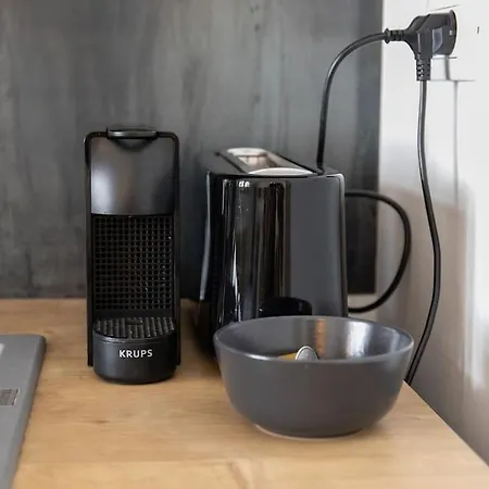 Spacious In Historic Centre & Free Parking شقة *