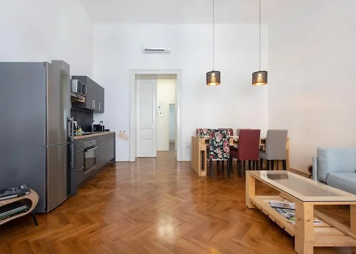 Spacious In Historic Centre & Free Parking Appartement